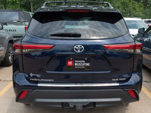 Used 2022 Toyota Highlander XLE AWD/4WD image 4