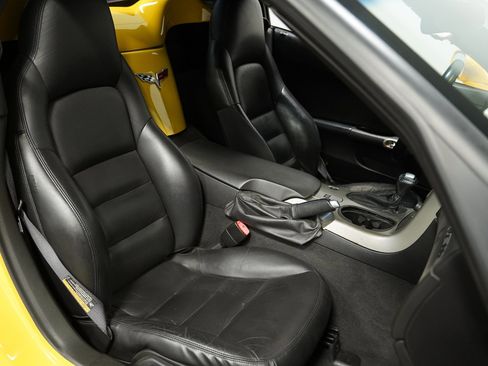 Used 2005 Chevrolet Corvette Convertible w/ Performance Handling Package image 34
