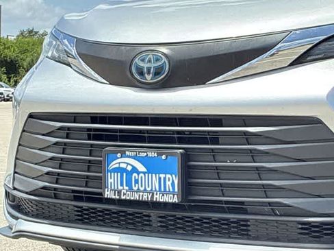 Used 2021 Toyota Sienna LE w/ LE Plus Package FWD image 12