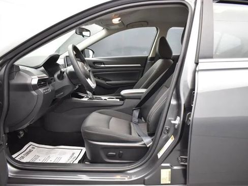 Used 2023 Nissan Altima 2.5 SV FWD image 14