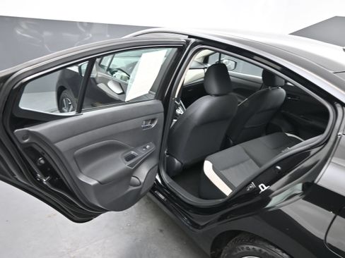Used 2021 Nissan Versa SV FWD image 14
