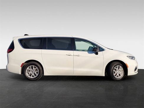 Used 2024 Chrysler Pacifica Touring-L image 3