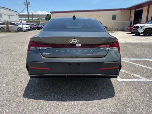 Used 2025 Hyundai Elantra SE FWD image 4
