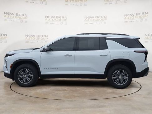 Used 2025 Chevrolet Traverse LT FWD image 2