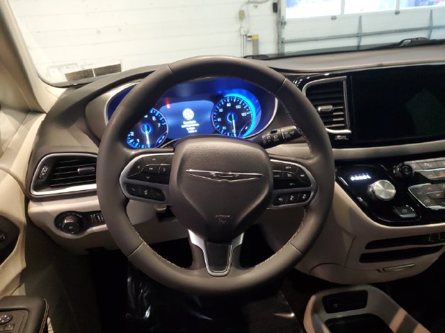 Used 2023 Chrysler Pacifica Touring-L FWD image 16
