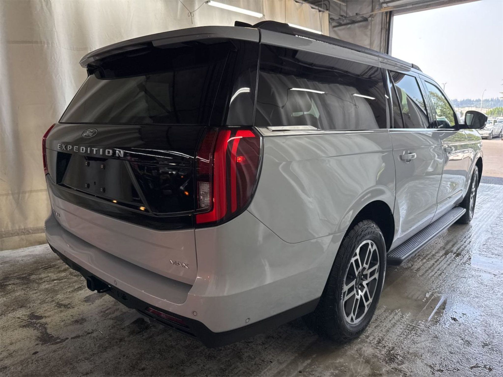 Used 2025 Ford Expedition Max Active AWD/4WD image 5