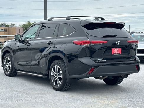 Used 2022 Toyota Highlander XLE image 3