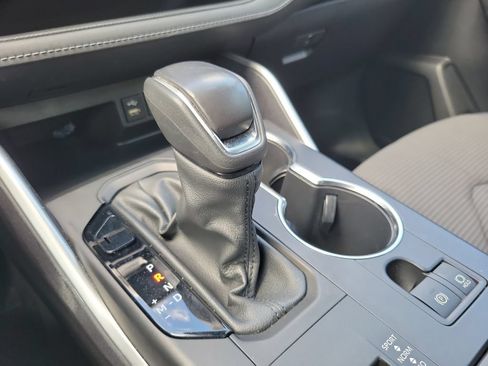 Used 2022 Toyota Highlander LE FWD image 28