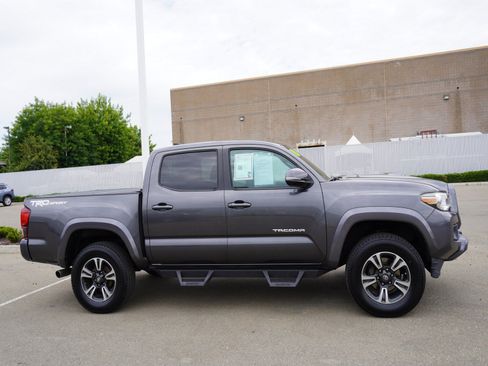 Used 2018 Toyota Tacoma TRD Sport RWD image 5