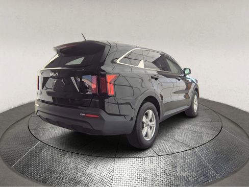 Used 2023 Kia Sorento LX FWD image 2