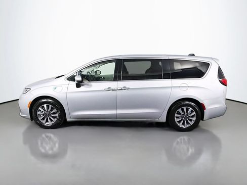 Used 2023 Chrysler Pacifica Touring-L FWD image 4
