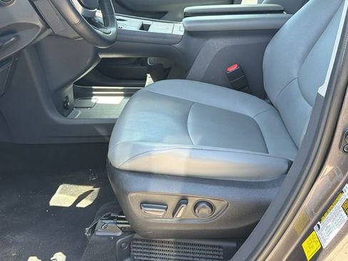 Used 2024 Toyota Sienna XLE FWD image 9