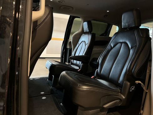 Used 2024 Chrysler Pacifica Touring-L image 27