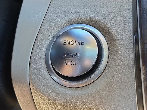 Used 2019 Mercedes-Benz GLC 300 4MATIC image 24