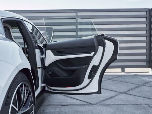 Used 2023 Porsche Taycan 4S w/ Premium Package image 24