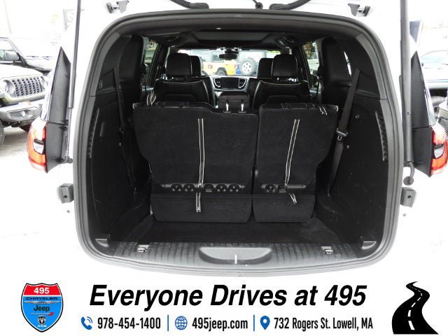 Used 2025 Chrysler Pacifica Limited FWD image 13