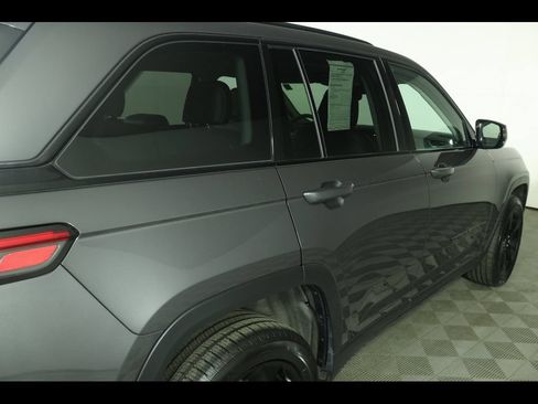Used 2023 Jeep Grand Cherokee Limited w/ Black Appearance Package AWD/4WD image 21