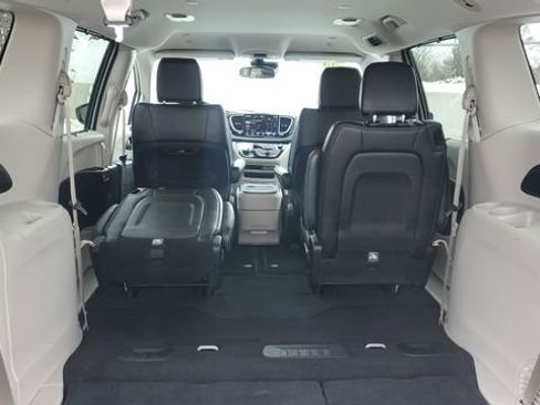 Certified 2024 Chrysler Pacifica Touring-L image 29