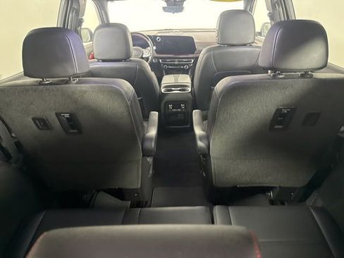 Used 2025 Chevrolet Traverse RS image 28