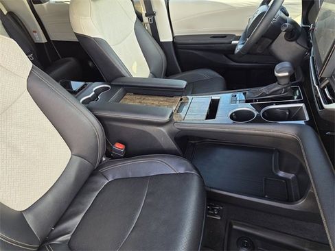 Used 2025 Toyota Sienna Platinum image 11