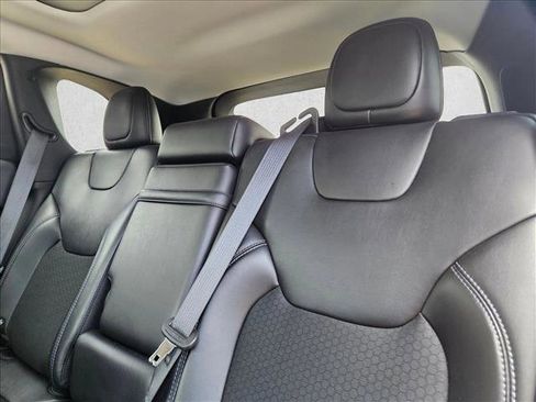 Used 2019 Jeep Cherokee Latitude Plus w/ Comfort/Convenience Group FWD image 13