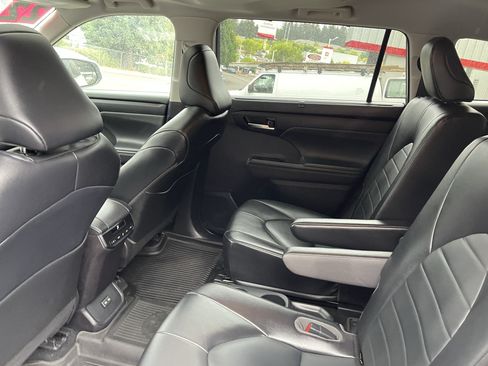 Used 2022 Toyota Highlander XLE AWD/4WD image 14