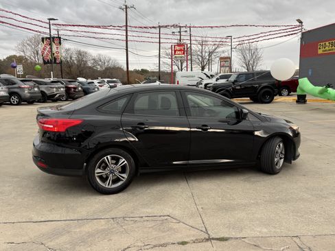 Used 2018 Ford Focus SE w/ SE Appearance Package image 4