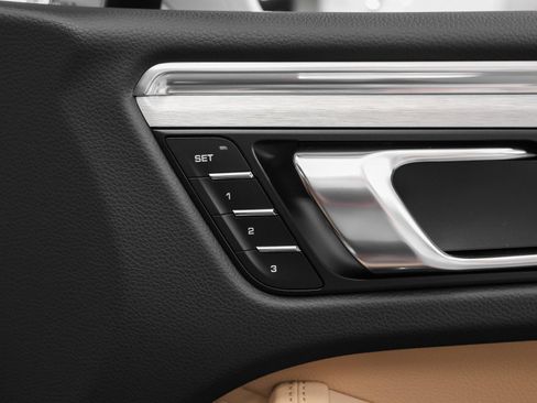Certified 2026 Porsche Macan AWD/4WD image 19