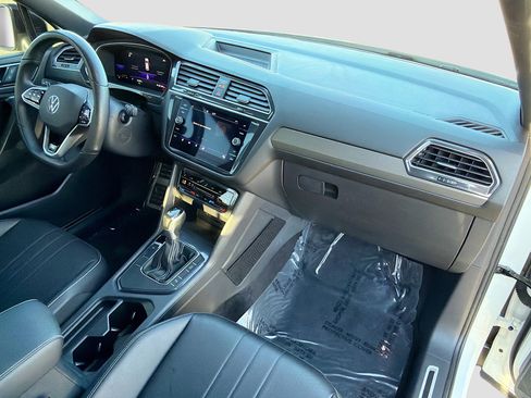 Used 2023 Volkswagen Tiguan SE R-Line image 13