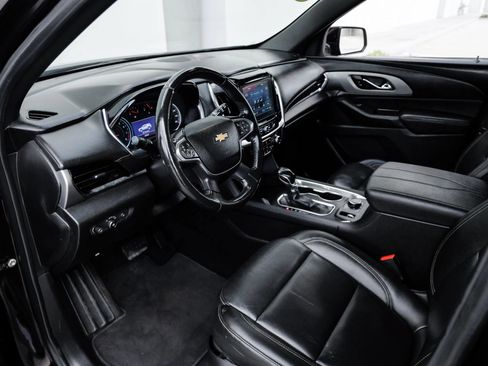 Used 2022 Chevrolet Traverse LT FWD image 2