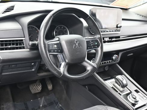 Used 2022 Mitsubishi Outlander SE image 13