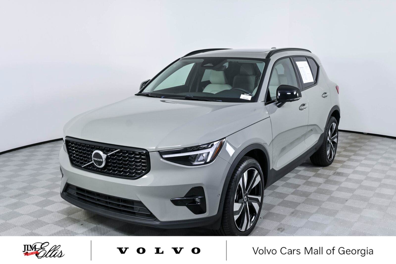 Used 2023 Volvo XC40 B5 Plus w/ Protection Package AWD/4WD image 1