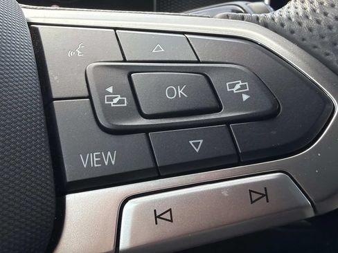 Used 2025 Volkswagen Tiguan SE R-Line FWD image 17