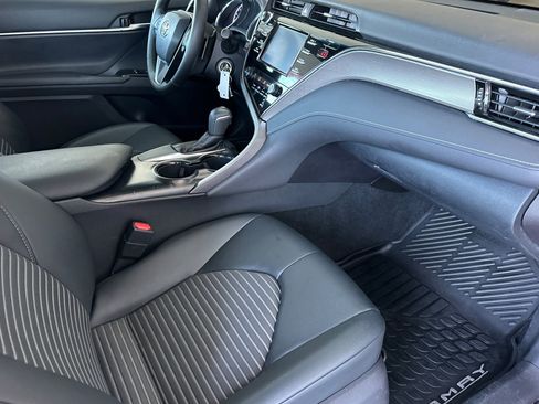 Certified 2018 Toyota Camry SE FWD image 14