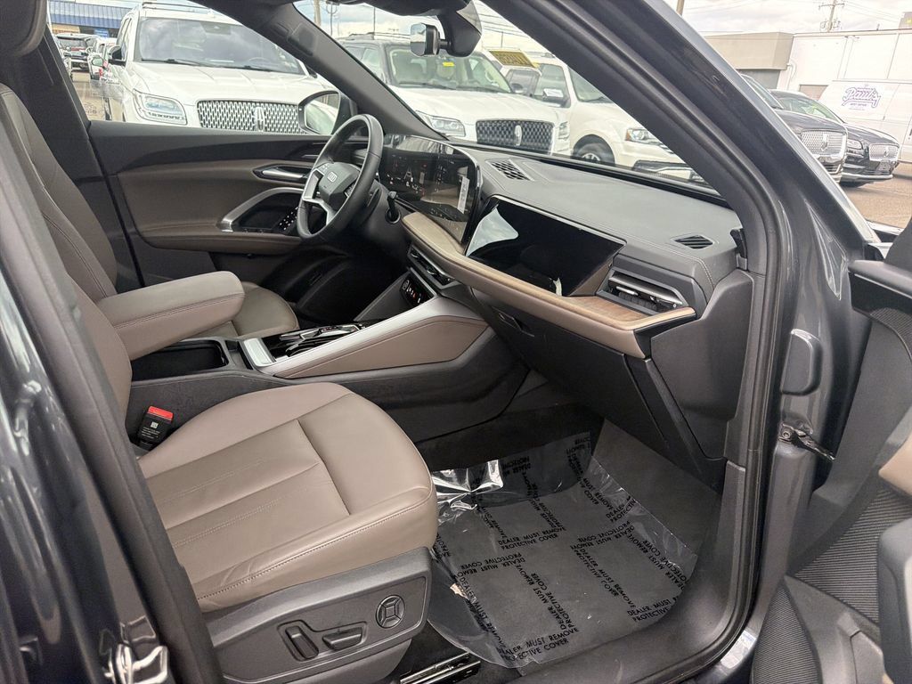 Used 2025 Audi Q5 Premium Plus w/ Premium Plus AWD/4WD image 15