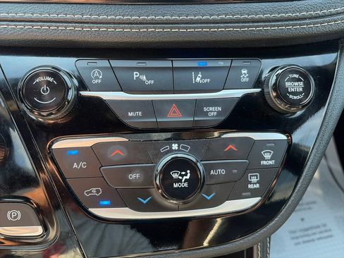 Used 2025 Chrysler Pacifica Limited FWD image 18