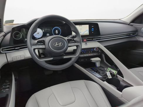 Certified 2025 Hyundai Elantra Limited FWD image 16