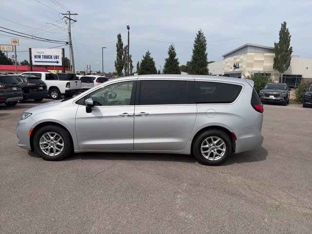 Used 2023 Chrysler Pacifica Touring-L FWD image 3
