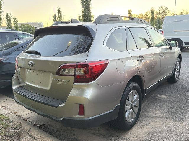 Used 2017 Subaru Outback 2.5i Premium AWD/4WD image 4