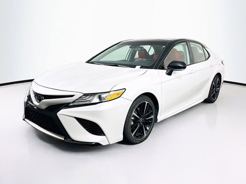 Used 2020 Toyota Camry XSE FWD image 3