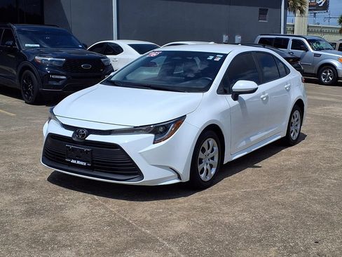 Used 2025 Toyota Corolla LE FWD image 3
