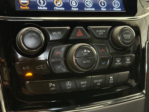 Used 2019 Jeep Grand Cherokee Laredo w/ Laredo X Package image 10