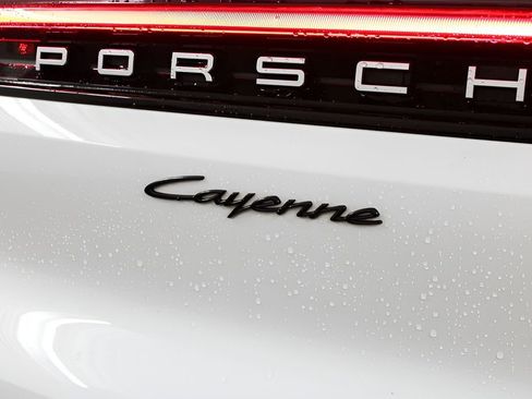 Used 2024 Porsche Cayenne AWD/4WD image 31