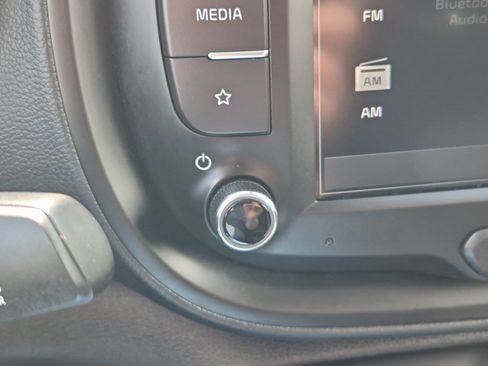 Used 2025 Kia Soul LX w/ LX Technology Package FWD image 16