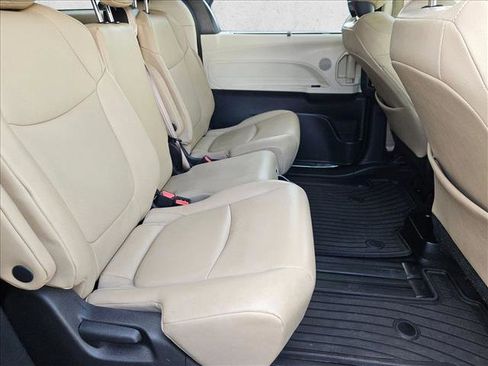 Used 2022 Toyota Sienna XLE image 20