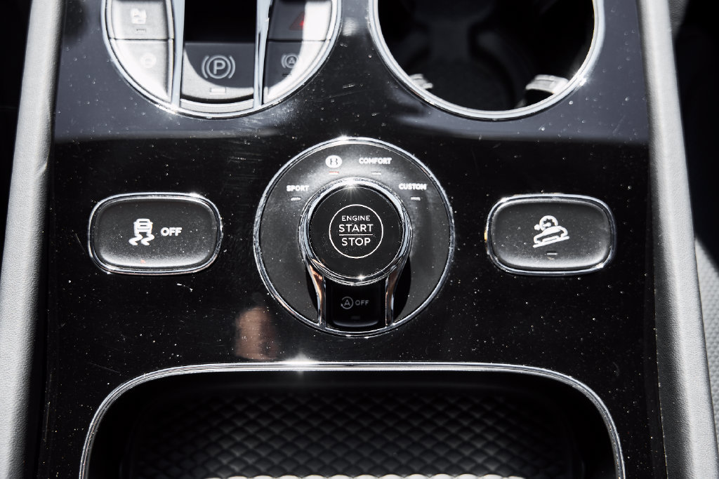 Used 2025 Bentley Bentayga AWD/4WD image 67