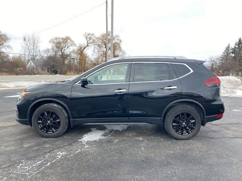 Used 2020 Nissan Rogue SV image 2