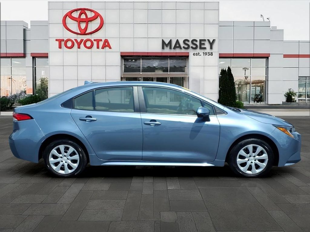 Used 2025 Toyota Corolla LE FWD image 2