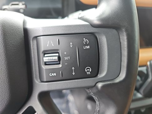 Used 2024 Land Rover Defender 110 X-Dynamic SE AWD/4WD image 22