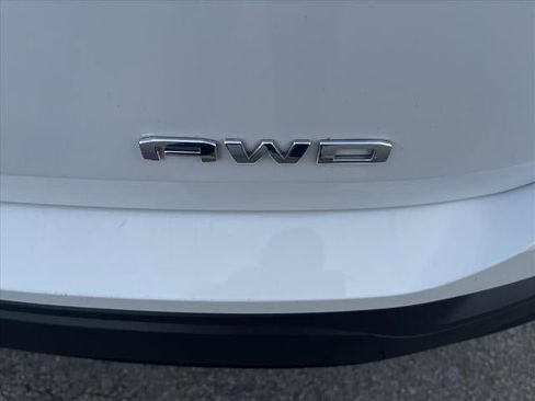 Used 2024 GMC Terrain SLE image 19